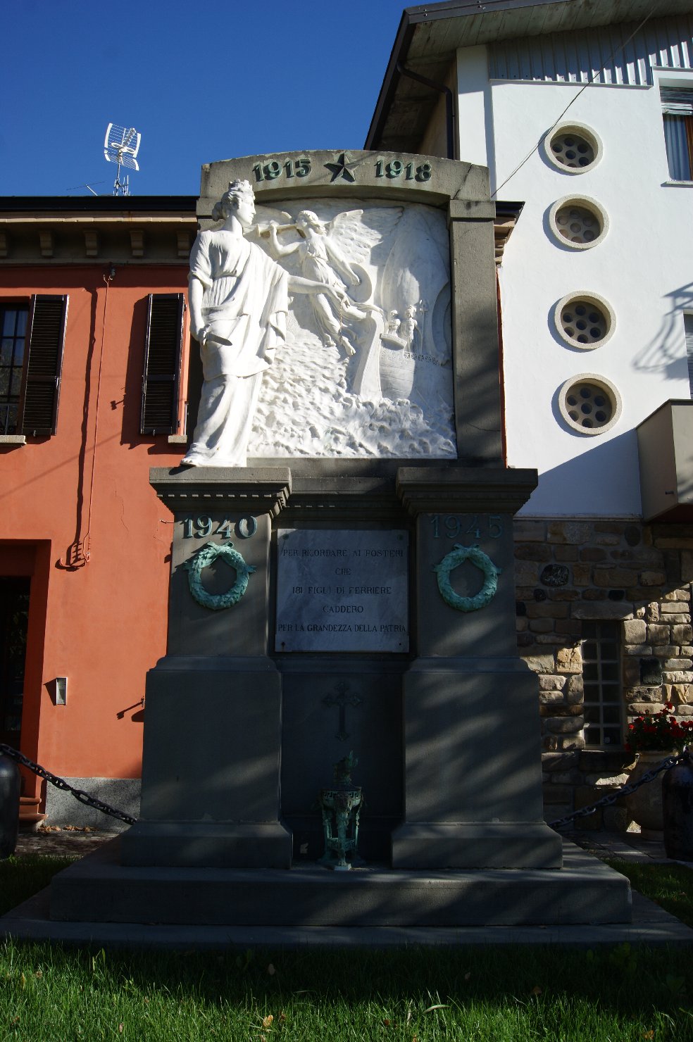 allegoria della Patria che premia un soldato (monumento ai caduti - a stele) di Monti Annibale (sec. XX)