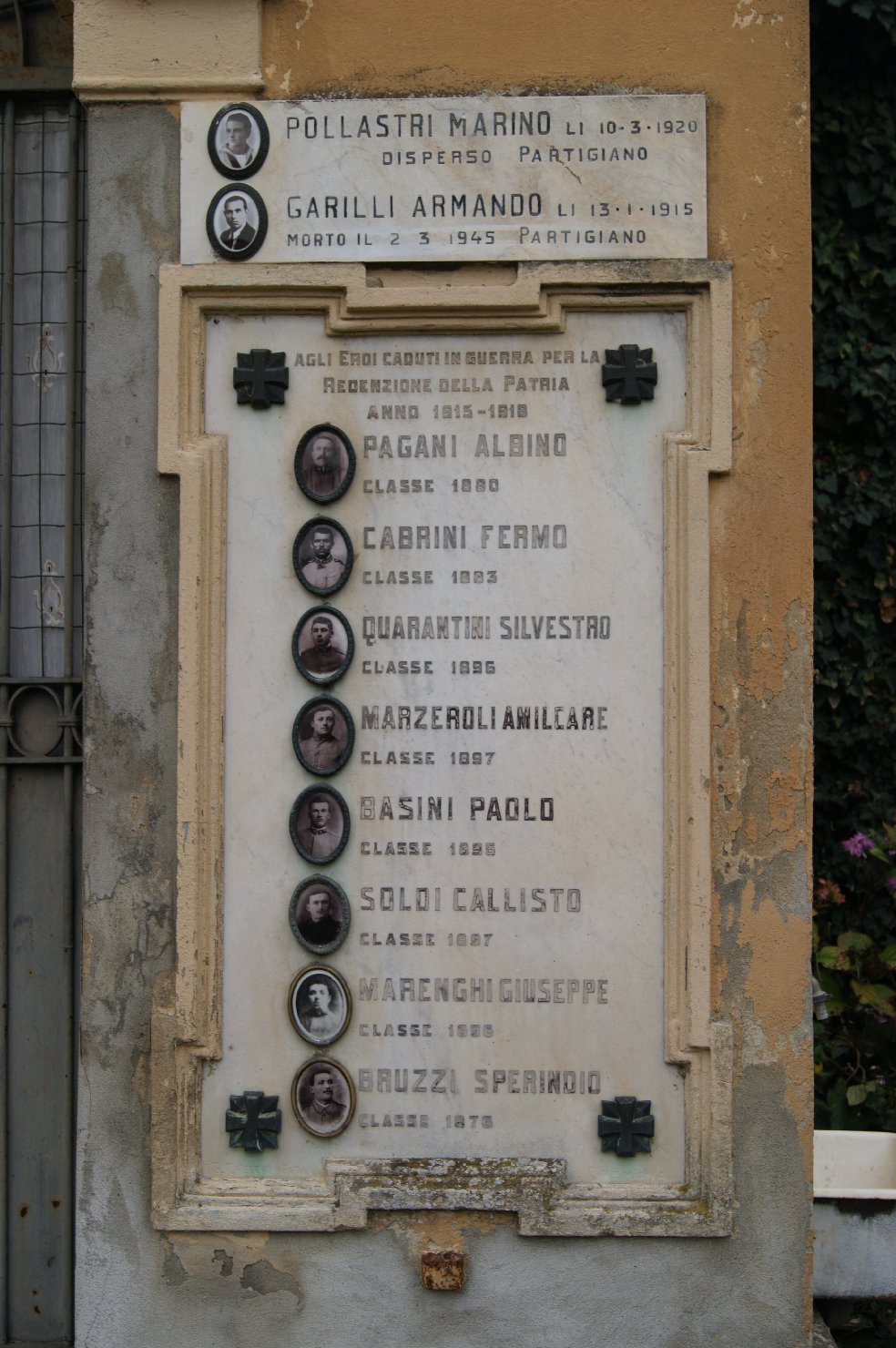 lapide commemorativa ai caduti di Checchi G. e Figli (sec. XX)