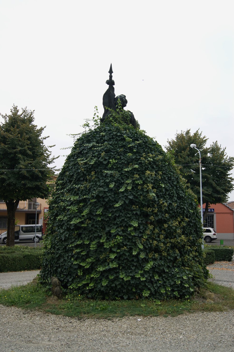 figura di soldato che bacia la bandiera (monumento ai caduti - a cippo) - ambito piacentino (sec. XX)