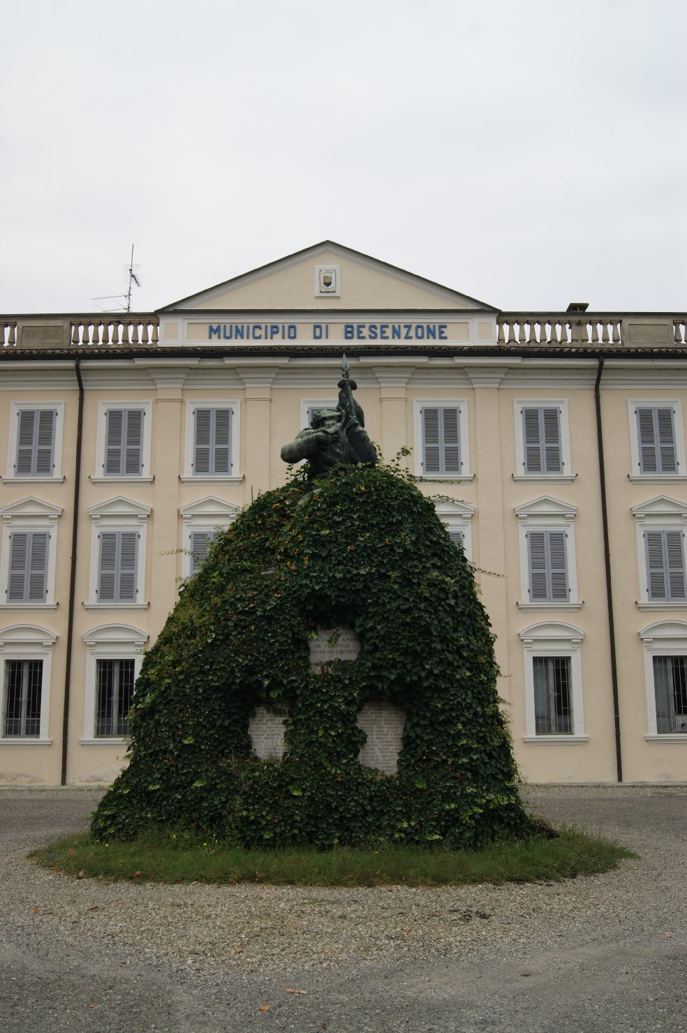 figura di soldato che bacia la bandiera (monumento ai caduti - a cippo) - ambito piacentino (sec. XX)