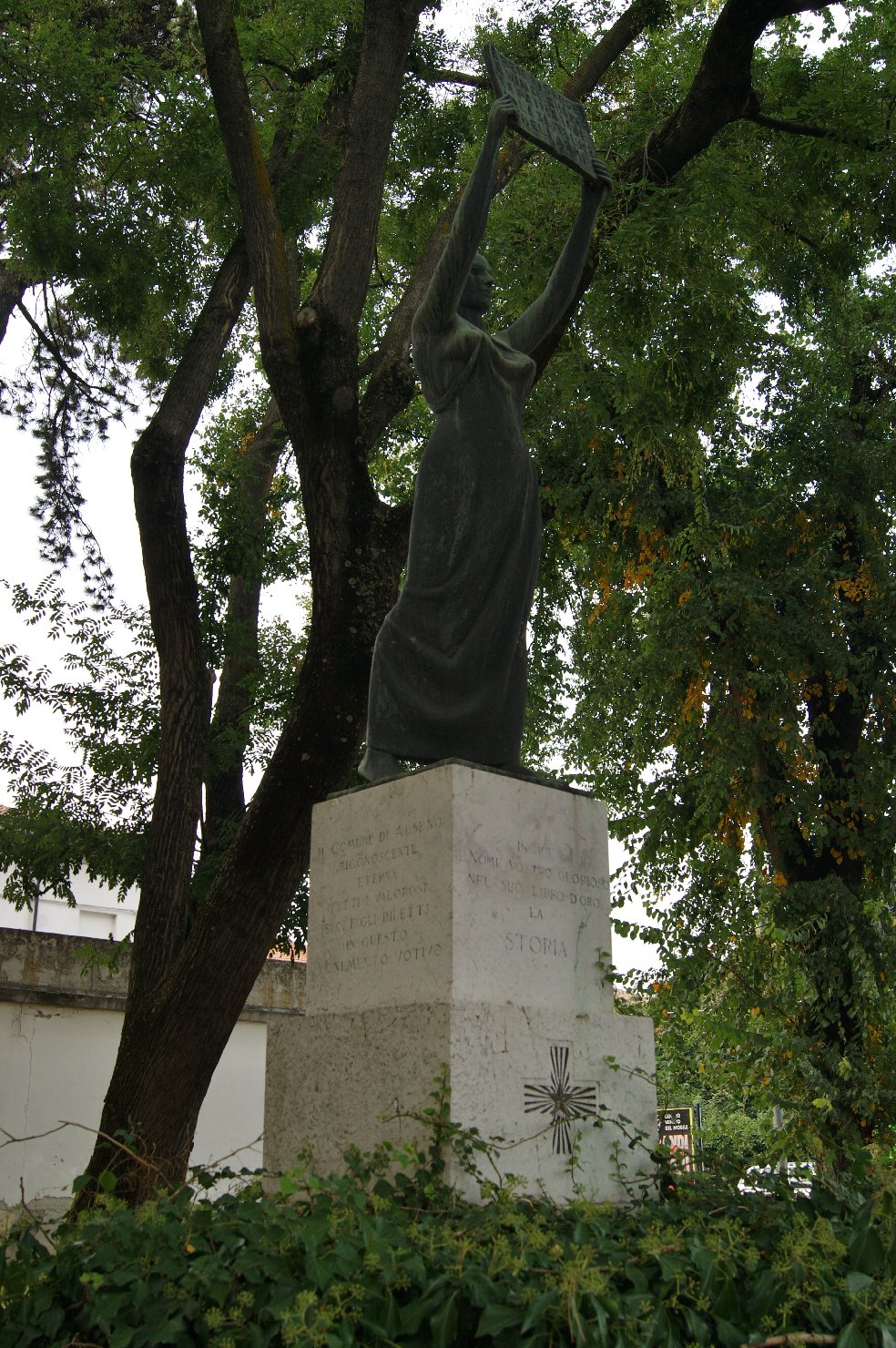 allegoria della Storia (monumento ai caduti - a cippo, insieme) di Bortolotti Timo, Macerati Paolo (sec. XX, sec. XX)