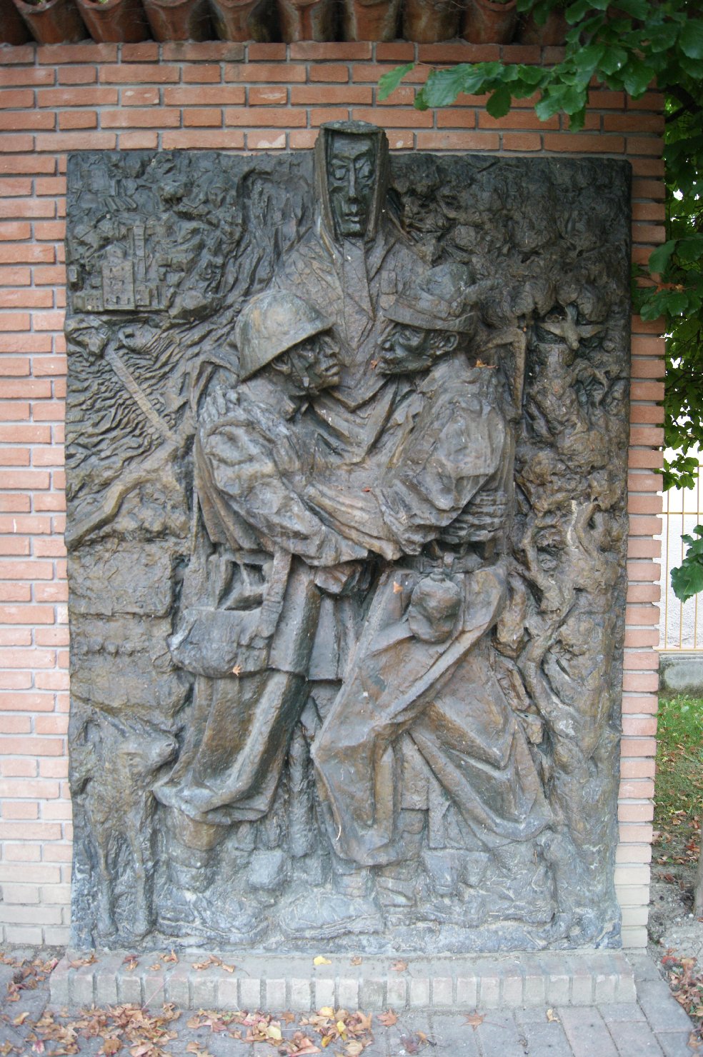 allegoria della Patria che premia un soldato (monumento ai caduti - a stele) di Pajella Arnaldo (sec. XX)