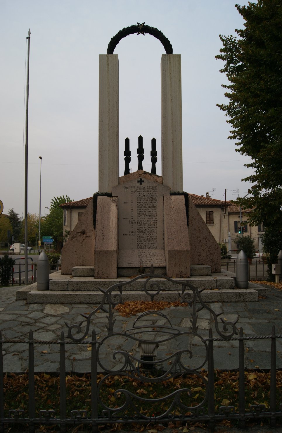 allegoria del sacrificio del soldato per la Patria (monumento ai caduti - ad ara) di Berzolla Pietro (sec. XX)