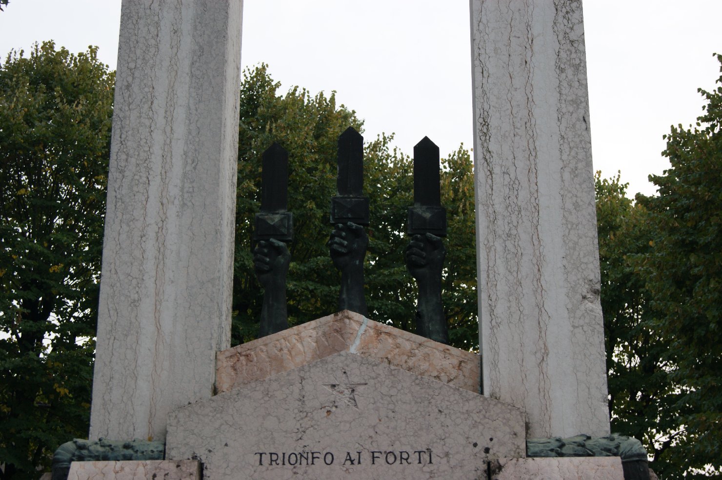allegoria del sacrificio del soldato per la Patria (monumento ai caduti - ad ara) di Berzolla Pietro (sec. XX)