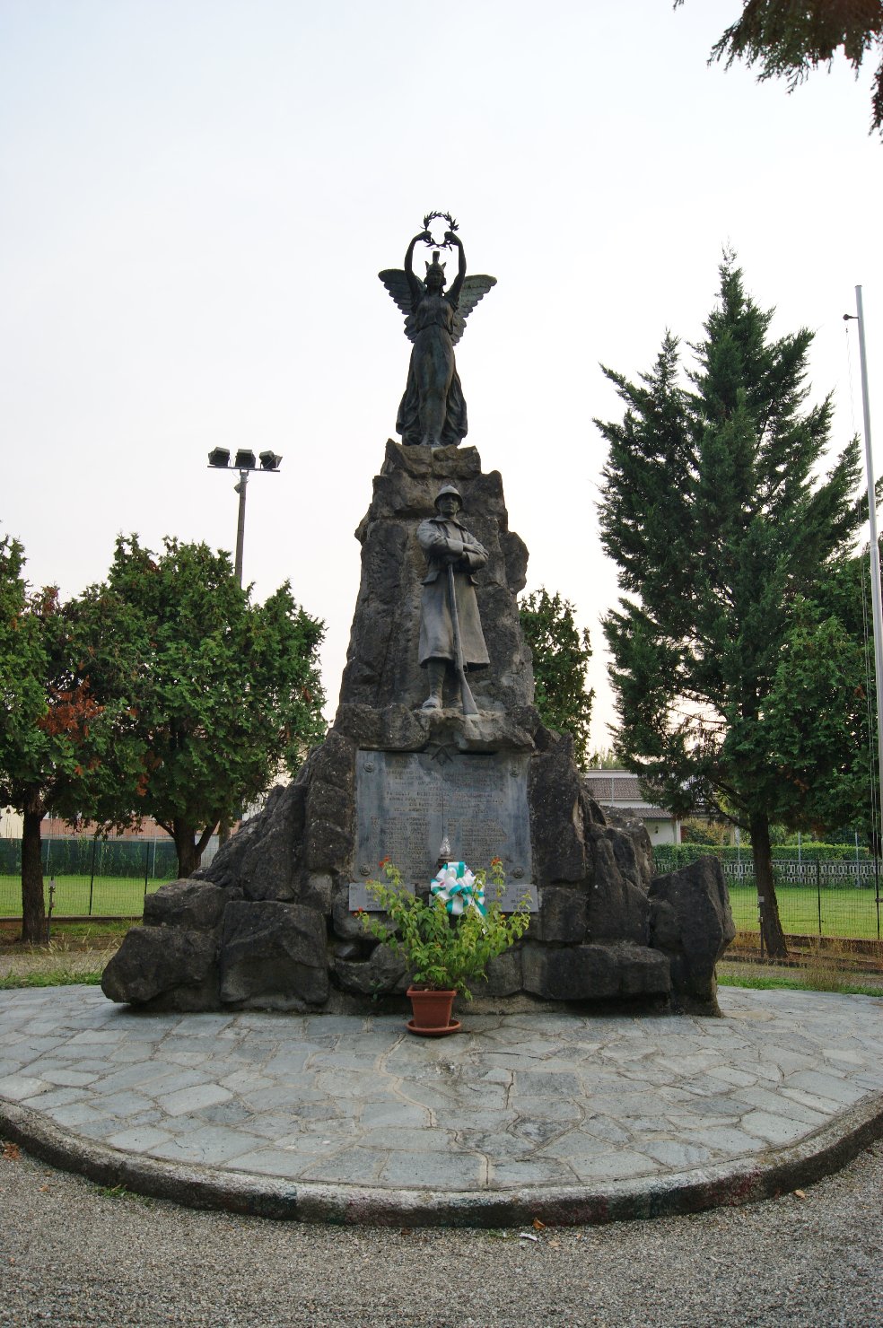 allegoria della Vittoria che incorona un soldato (monumento ai caduti - a montagna figurata, insieme) di Monti Annibale (sec. XX)