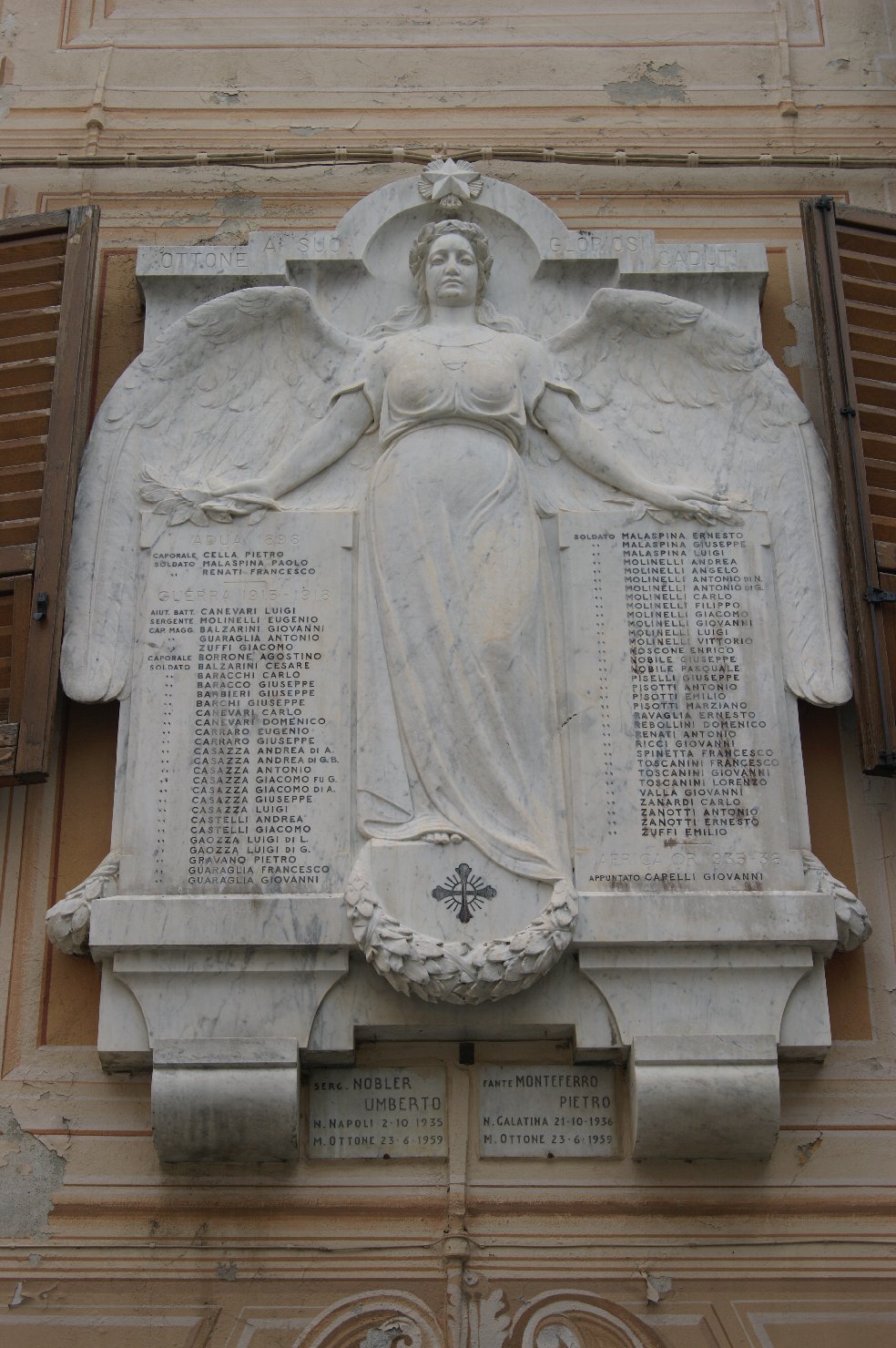 allegoria della Vittoria come donna vestita all'antica (monumento ai caduti - a lapide) - ambito piacentino (sec. XX)