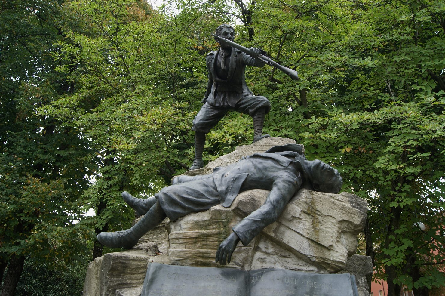 figura di soldato in combattimento (monumento ai caduti - a montagna figurata) di Rancati Ugo (sec. XX)