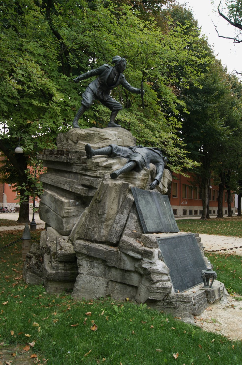 figura di soldato in combattimento (monumento ai caduti - a montagna figurata) di Rancati Ugo (sec. XX)