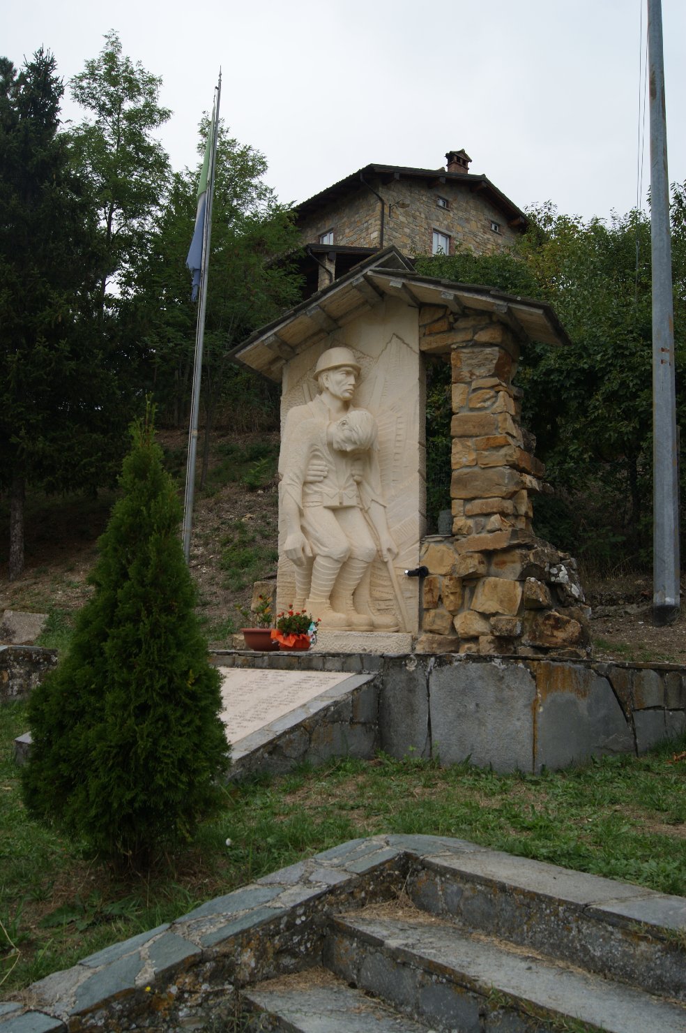 allegoria della morte del soldato (monumento ai caduti - a tempietto) di Pelizzoni Mario (sec. XX)