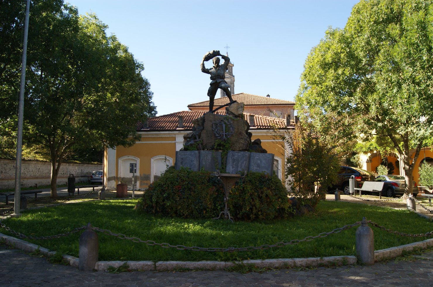 figura di soldato in combattimento (monumento ai caduti - a cippo) di Rancati Ugo (sec. XX)