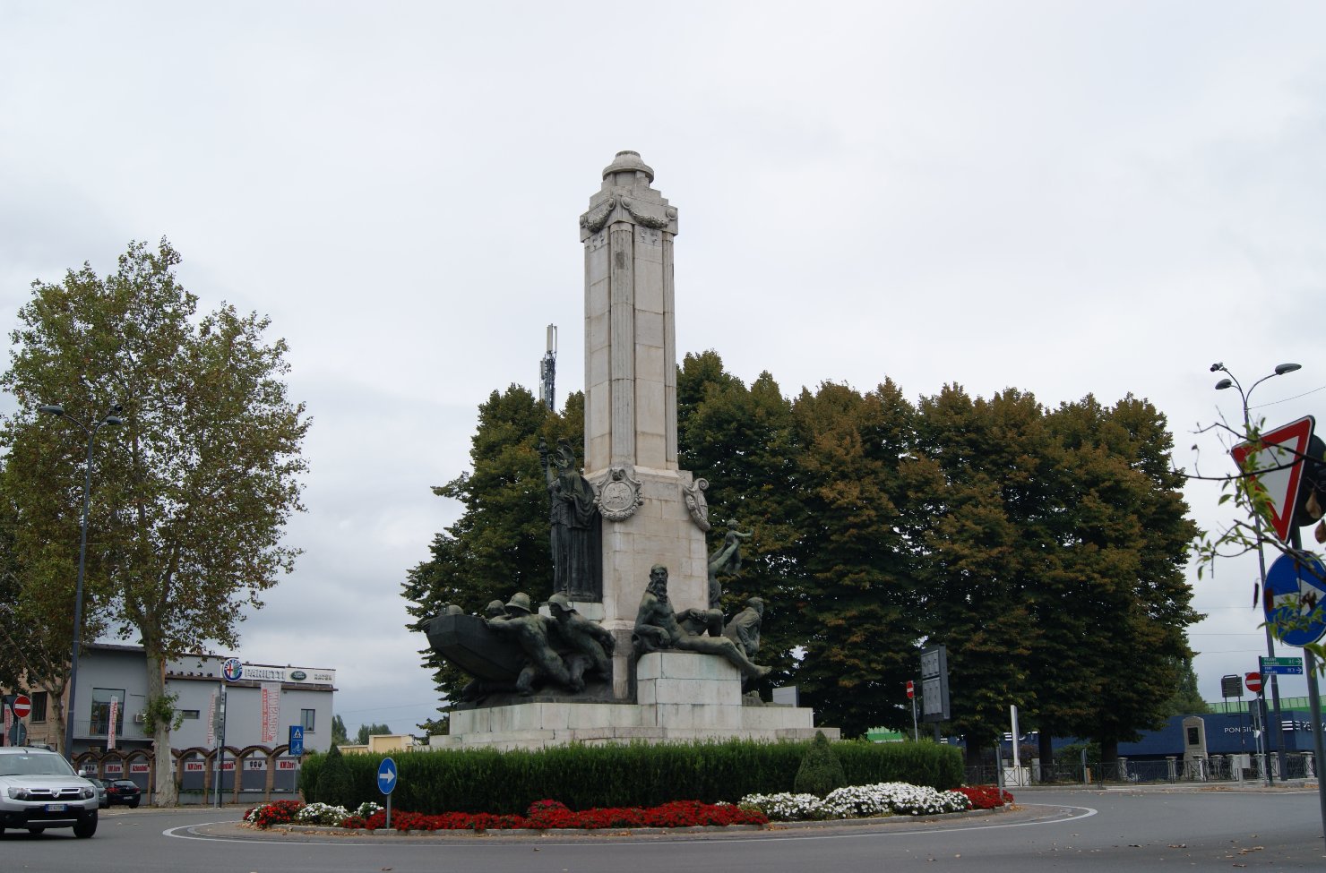 La celebrazione del Genio Pontiere, figura di soldato in combattimento: pontiere, allegoria della Patria, allegoria del soldato che protegge una madre col bambino, allegoria del fiume Piave, allegoria del fiume Isonzo (monumento ai caduti - a fontana) di Salazzari Mario (sec. XX)