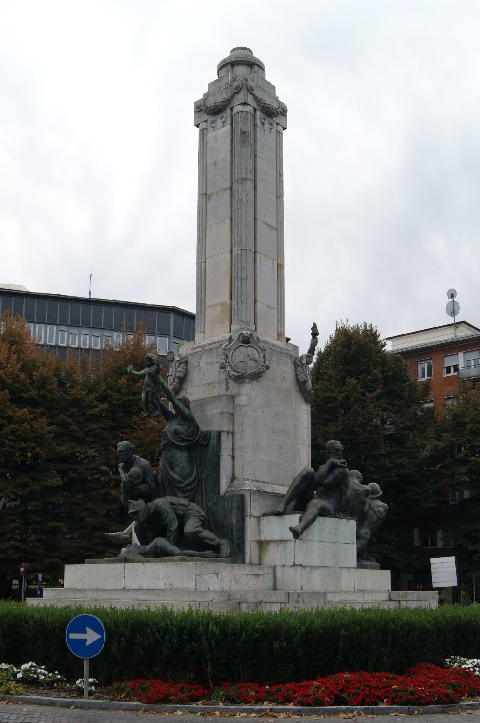 La celebrazione del Genio Pontiere, figura di soldato in combattimento: pontiere, allegoria della Patria, allegoria del soldato che protegge una madre col bambino, allegoria del fiume Piave, allegoria del fiume Isonzo (monumento ai caduti - a fontana) di Salazzari Mario (sec. XX)