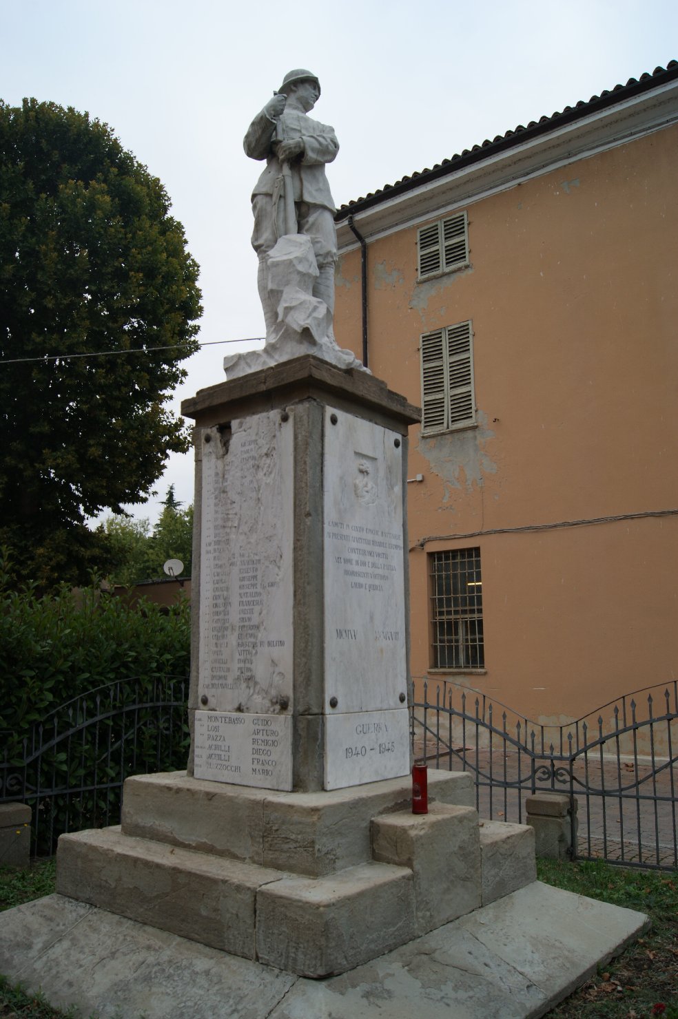 figura di soldato: fante (monumento ai caduti - a cippo) di Rancati Ugo (sec. XX)