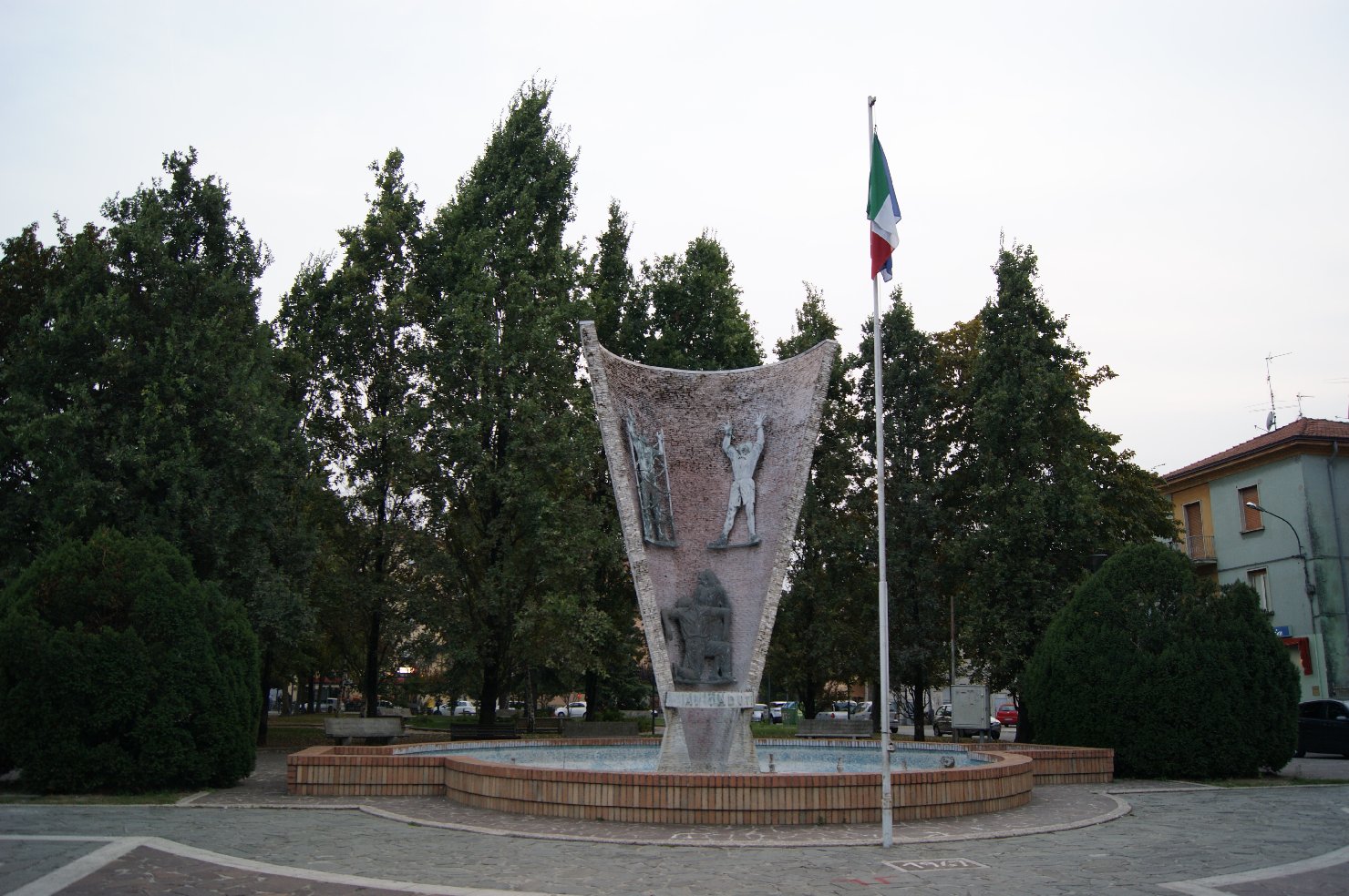 figura di uomo incatenato, figura di donna che sorregge un uomo inginocchiato (monumento ai caduti - a fontana) di Callegari Vittore (sec. XX)