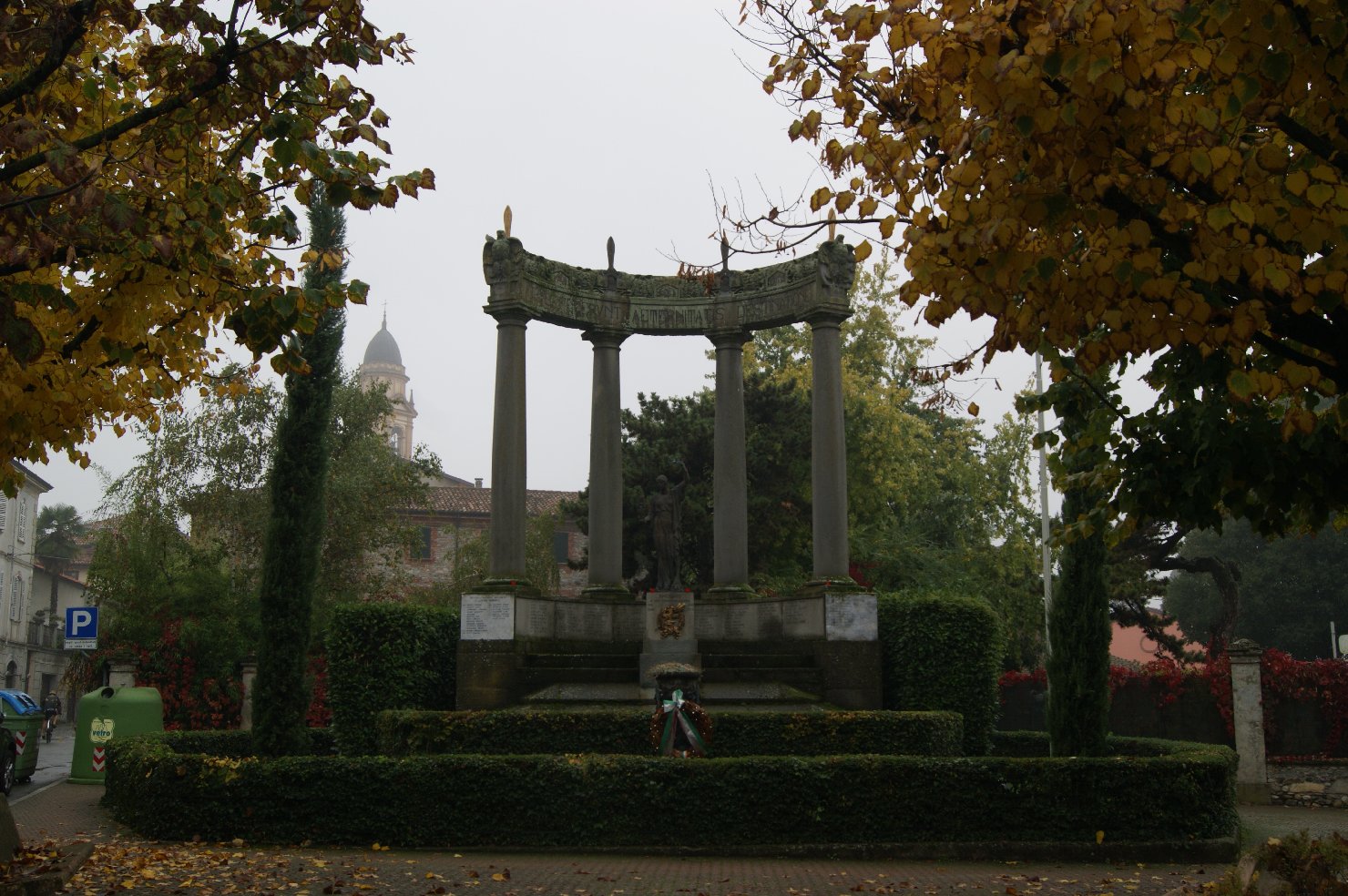 allegoria della Vittoria come donna vestita all'antica (monumento ai caduti - ad emiciclo) di Costermanelli Paolo, Monti Annibale (sec. XX)