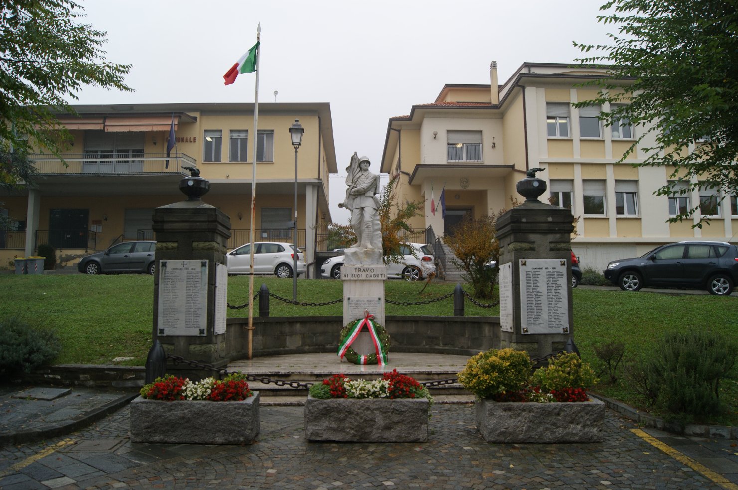 figura di soldato che porta la bandiera (monumento ai caduti - ad emiciclo) - ambito piacentino (sec. XX)