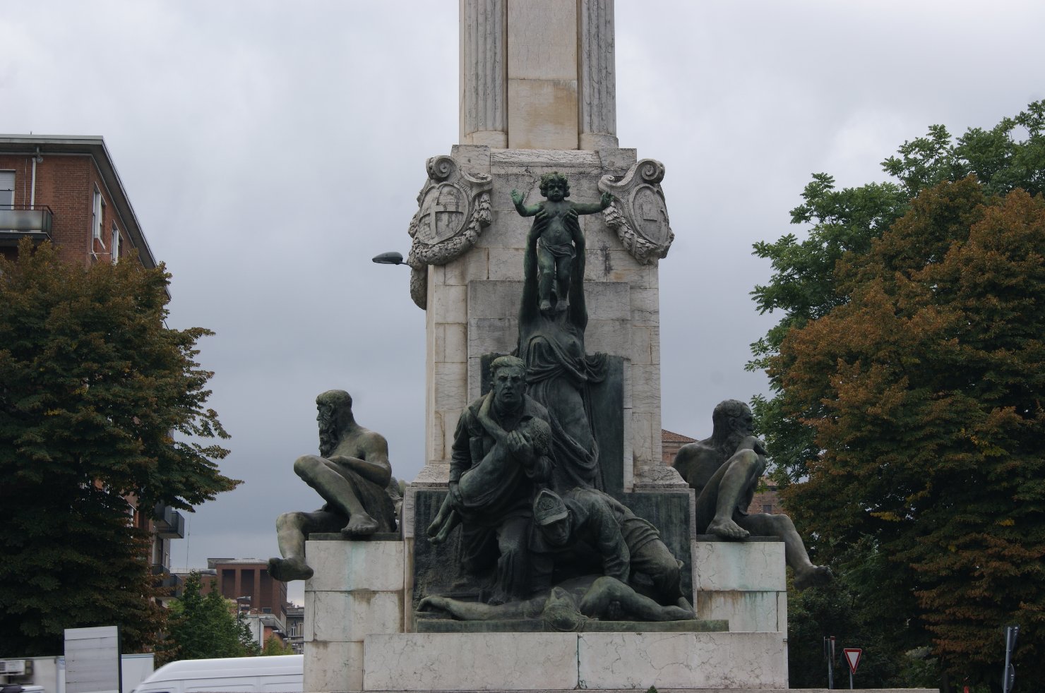 allegoria del soldato che protegge una madre col bambino (monumento ai caduti) di Salazzari Mario (sec. XX)
