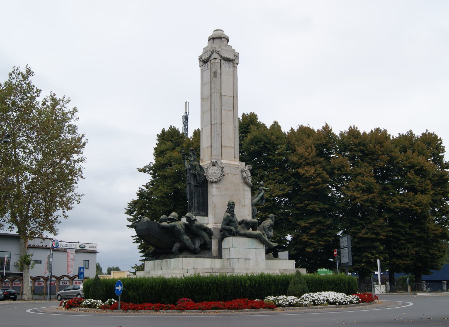 figura di soldato in combattimento: pontiere (monumento ai caduti) di Salazzari Mario (sec. XX)