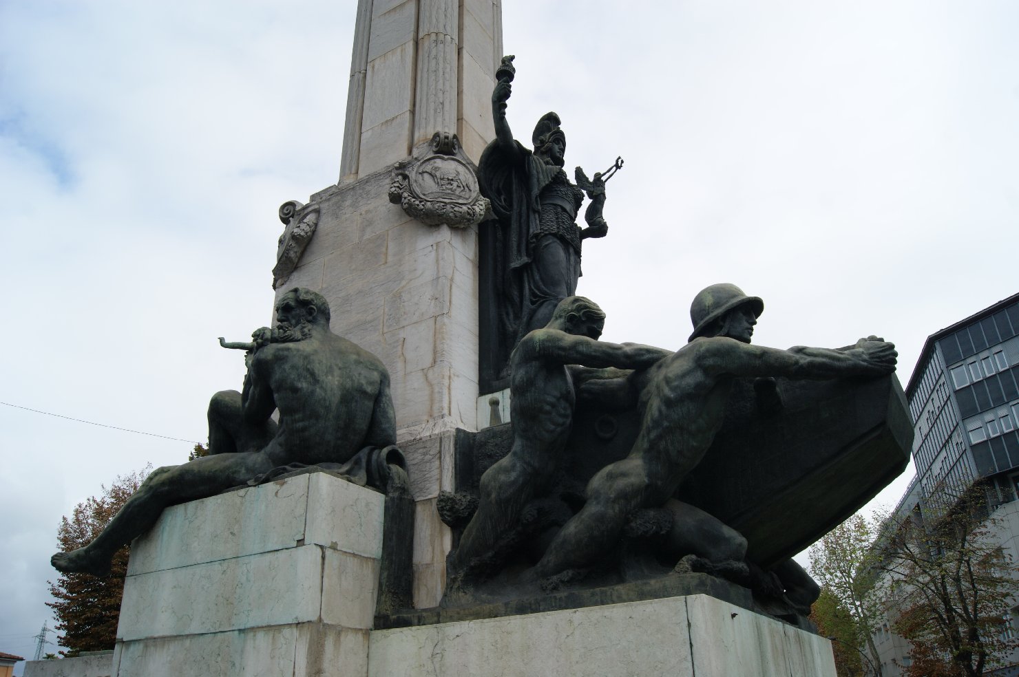 figura di soldato in combattimento: pontiere (monumento ai caduti) di Salazzari Mario (sec. XX)