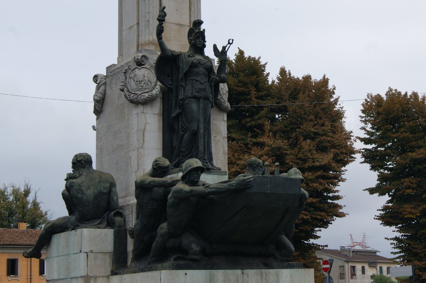 allegoria della Patria (monumento ai caduti) di Salazzari Mario (sec. XX)
