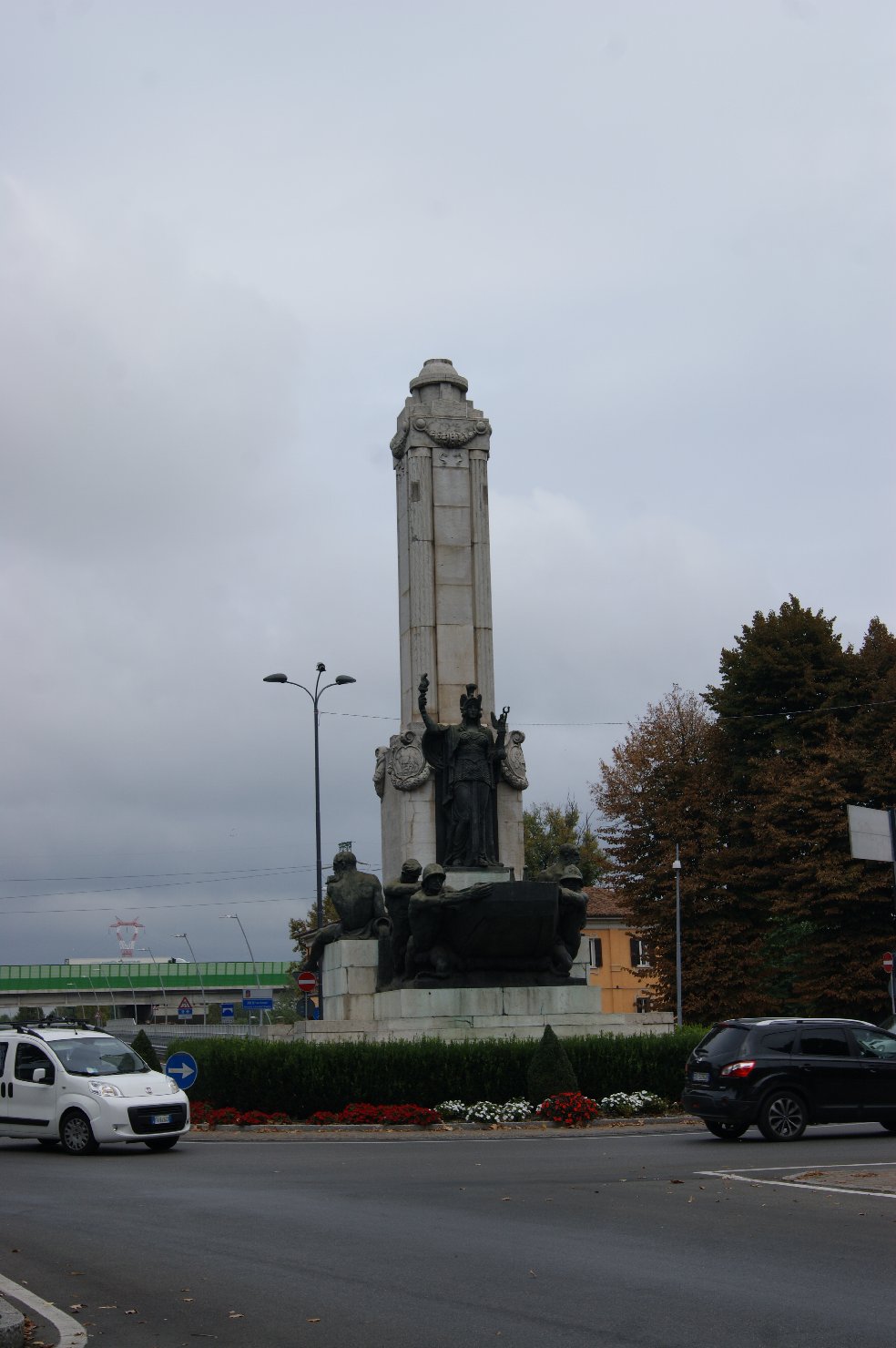 allegoria della Patria (monumento ai caduti) di Salazzari Mario (sec. XX)
