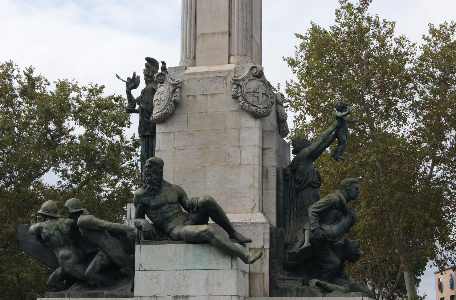 allegoria del fiume Piave (monumento ai caduti) di Salazzari Mario (sec. XX)