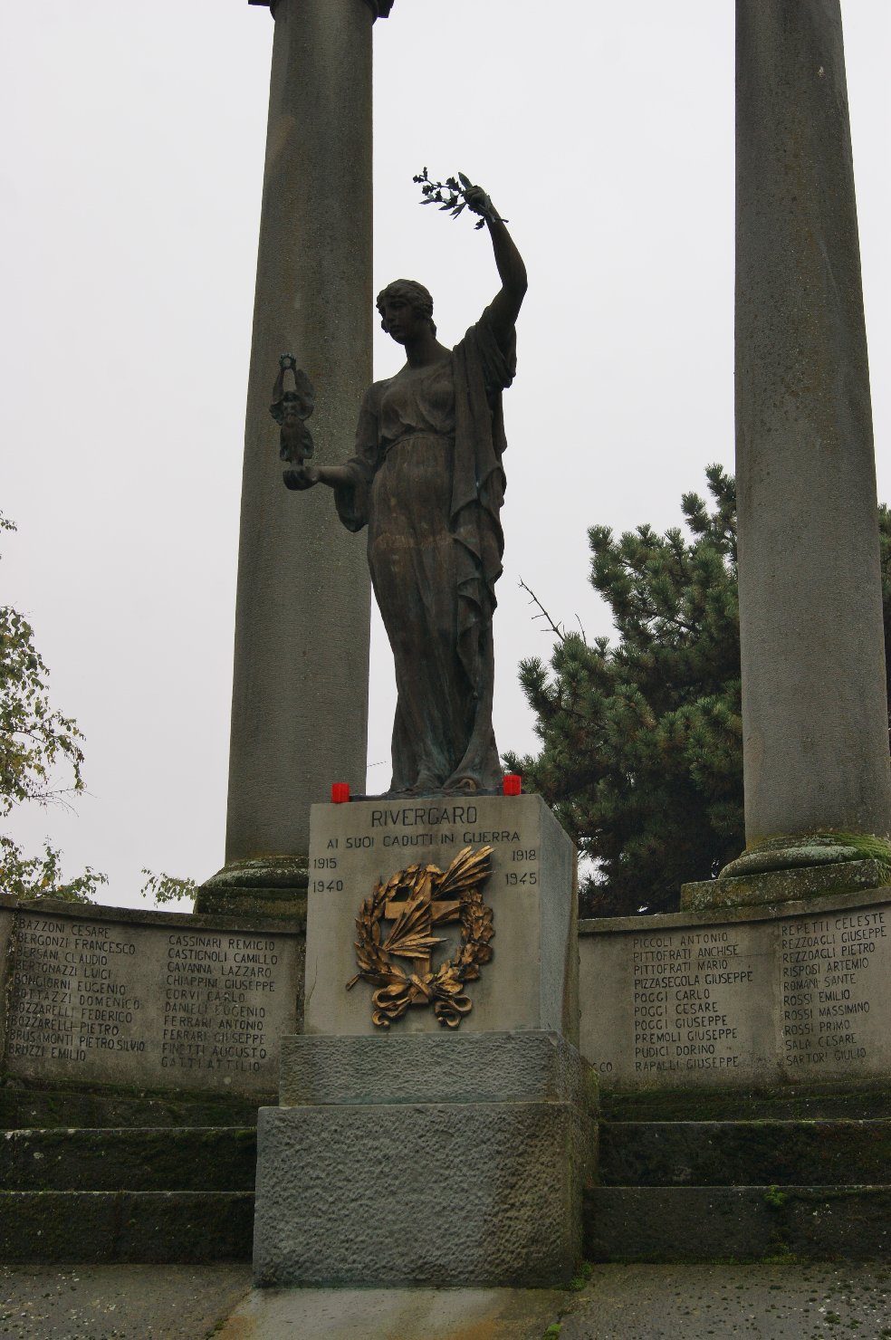 allegoria della Vittoria come donna vestita all'antica (monumento ai caduti) di Monti Annibale (sec. XX)