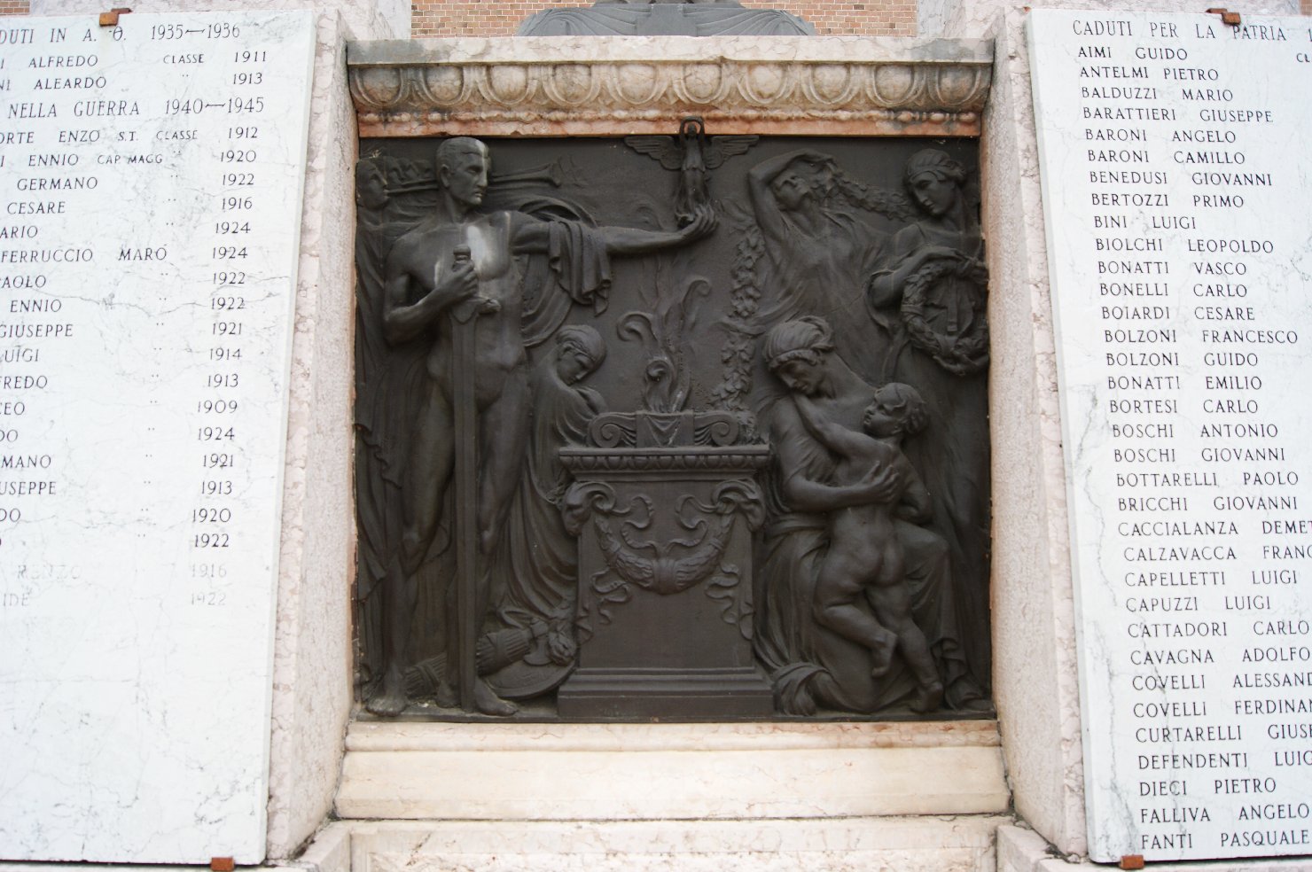 figura di soldato con allegoria della Vittoria (monumento ai caduti) di Berzolla Pietro (sec. XX)