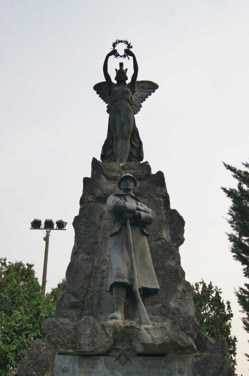 allegoria della Vittoria (monumento ai caduti, elemento d'insieme) di Monti Annibale (sec. XX)