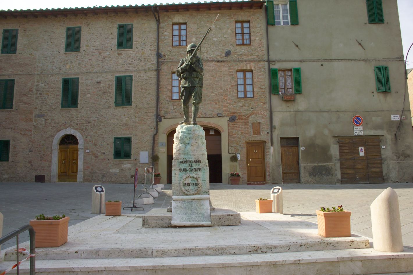 figura di soldato in combattimento (monumento ai caduti - a cippo) di Sguazzini Luigi (sec. XX)
