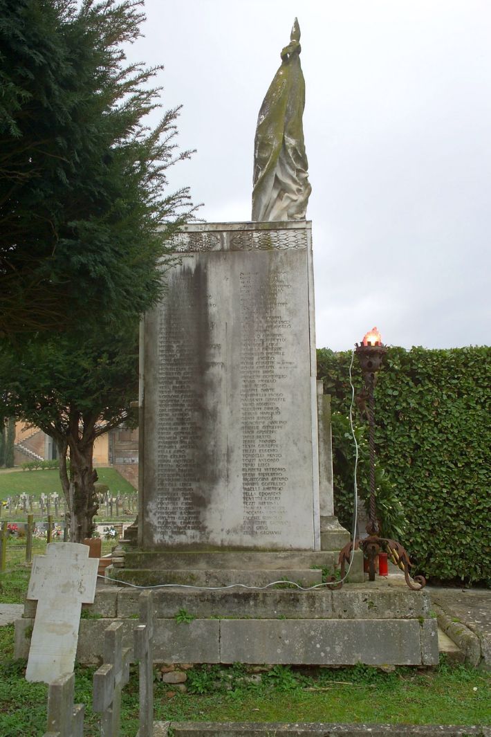 allegoria del sacrificio del soldato per la Patria (monumento ai caduti - ad ara) di Bianconi Guido (sec. XX)
