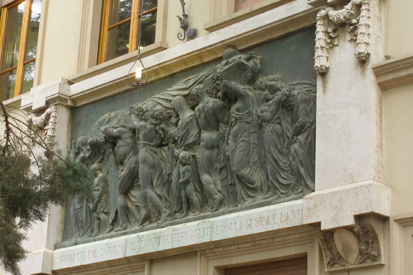 figure femminili e maschili (monumento commemorativo) - bottega toscana (sec. XX)