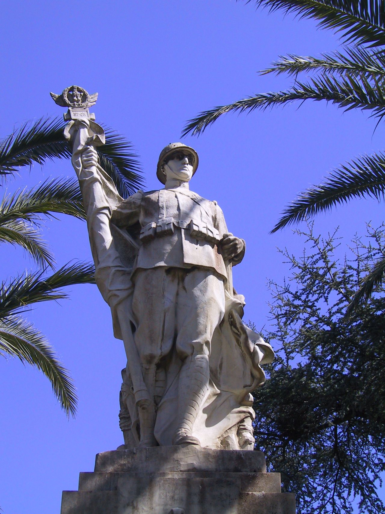 figura di soldato che porta la bandiera/ allegoria della Patria con le Virtù (monumento commemorativo) di Zilocchi Giacomo (sec. XX)