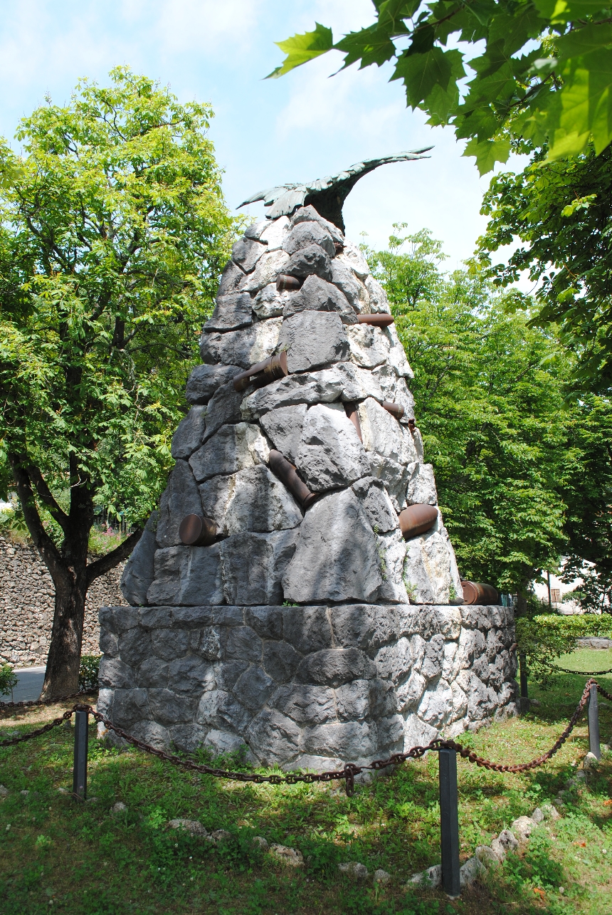 allegoria della Vittoria come aquila (monumento ai caduti - a piramide) di Tamagni (primo quarto XX)