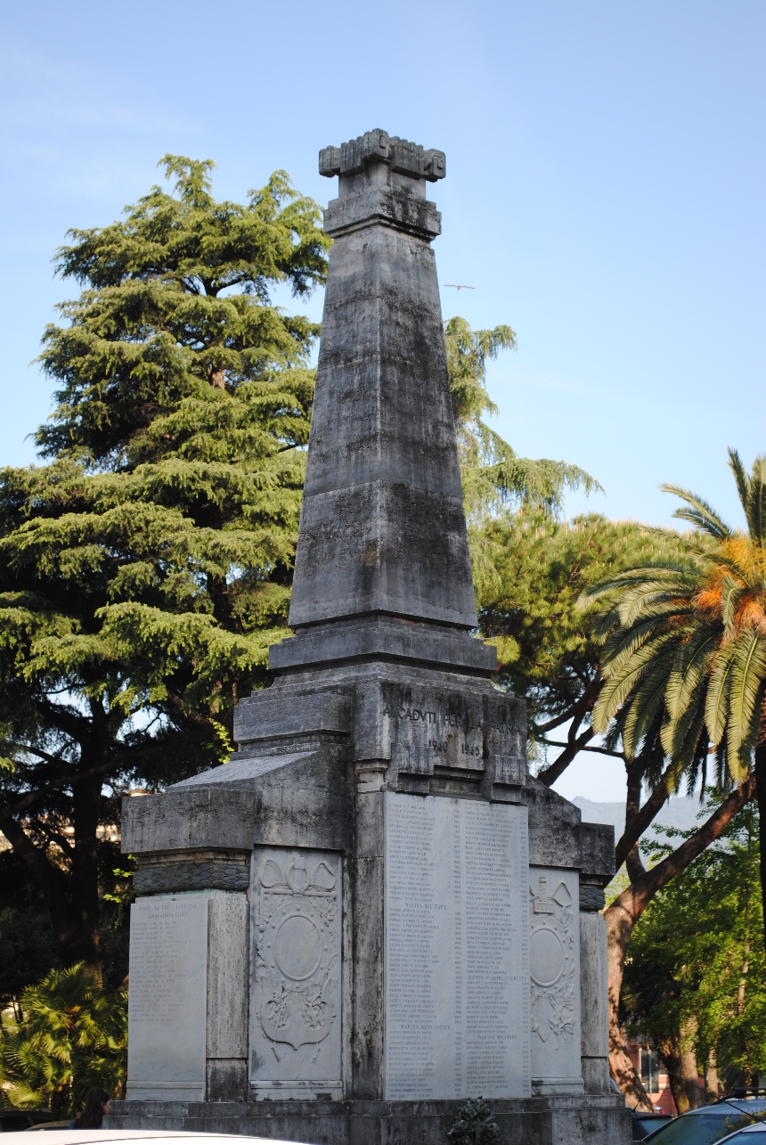 allegoria della Vittoria come donna vestita all’antica e del soldato come eroe antico (monumento ai caduti - ad obelisco) di Teobaldo Pinto (primo quarto XX)