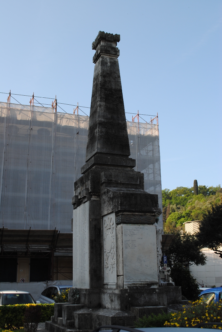 allegoria della Vittoria come donna vestita all’antica e del soldato come eroe antico (monumento ai caduti - ad obelisco) di Teobaldo Pinto (primo quarto XX)