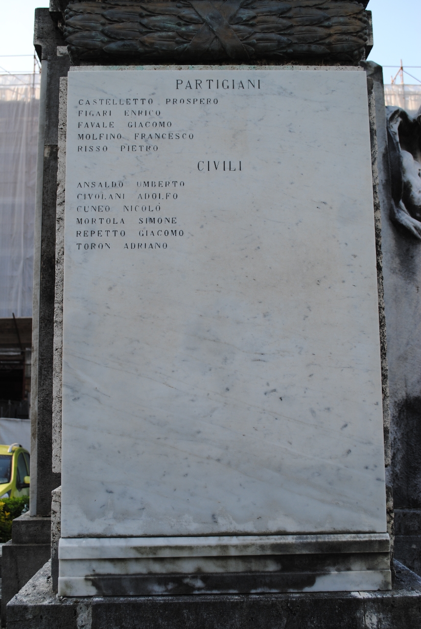 allegoria della Vittoria come donna vestita all’antica e del soldato come eroe antico (monumento ai caduti - ad obelisco) di Teobaldo Pinto (primo quarto XX) <br>Condizioni d'uso: <a class='link-esterno' href='https://docs.italia.it/italia/icdp/icdp-pnd-circolazione-riuso-docs/it/v1.0-giugno-2022/testo-etichetta-BCS.html' target='_bcs'>Beni Culturali Standard (BCS)</a>