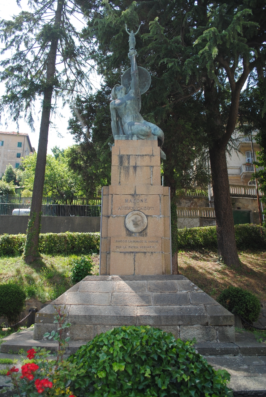 allegoria del soldato come eroe antico (monumento ai caduti - a cippo) di Ferrati Bruno, Luparini Luigi (secondo quarto XX)