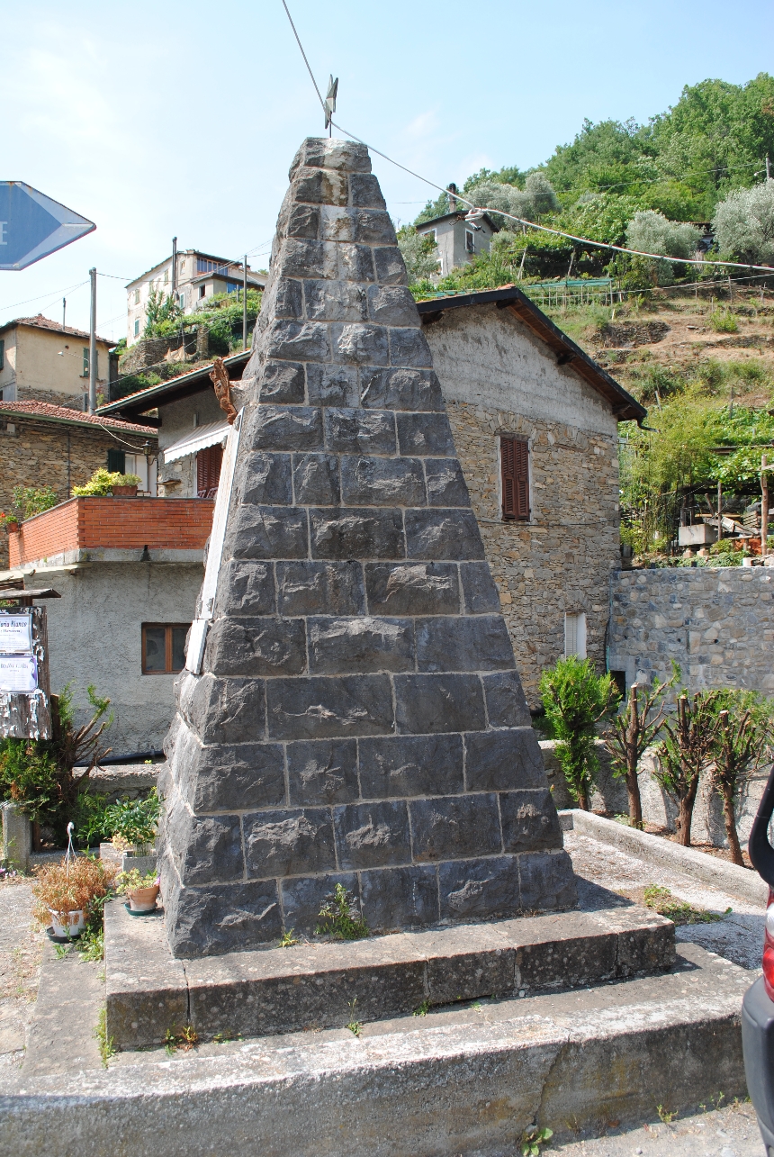 allegoria della Vittoria come aquila (monumento ai caduti - a piramide) - ambito italiano (prima metà XX)