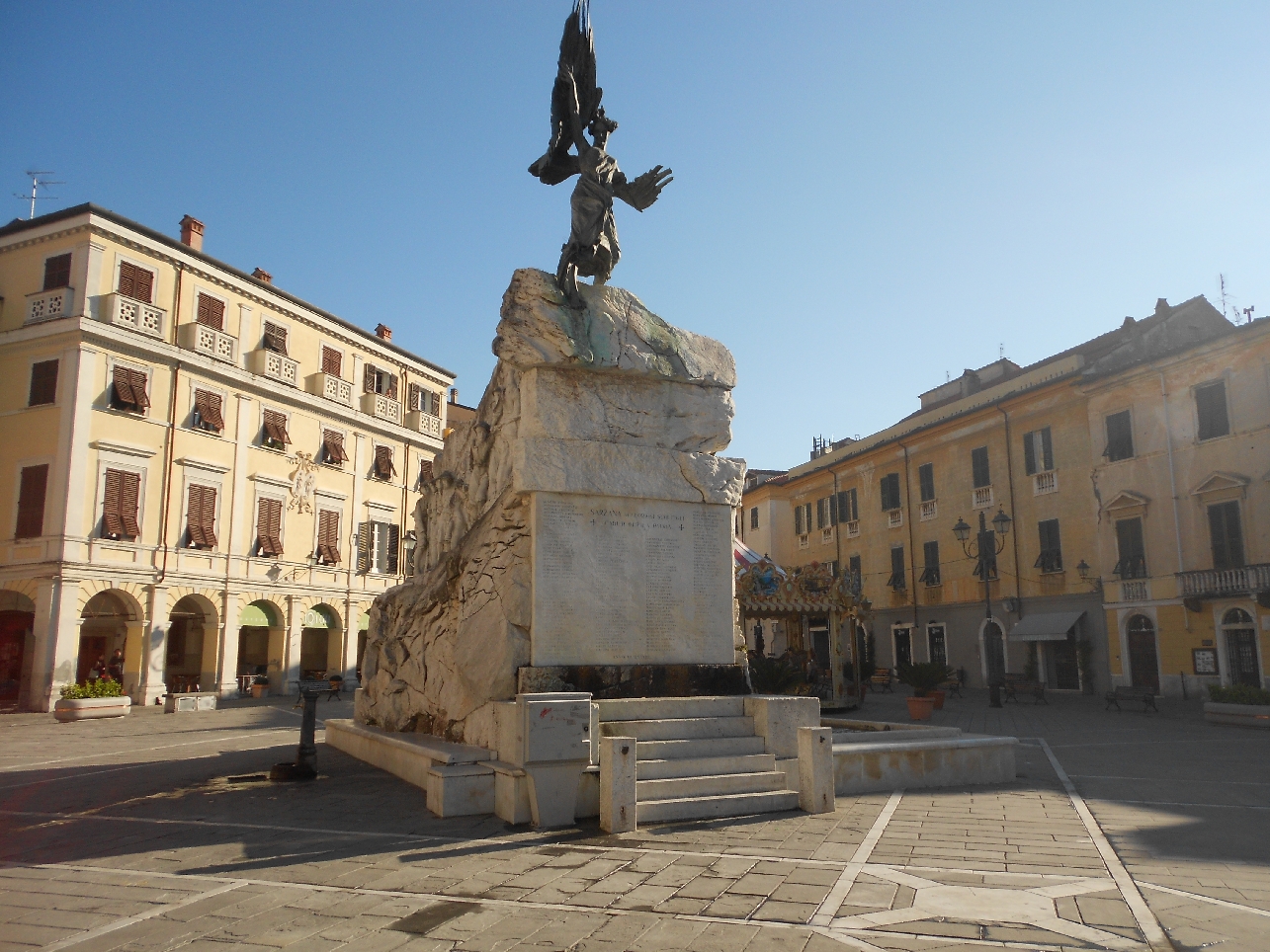 allegoria della Vittoria come donna vestita all'antica, allegoria del soldato come eroe antico, figure di soldati in combattimento (monumento ai caduti - a fontana) di Fontana Carlo (secondo quarto XX)