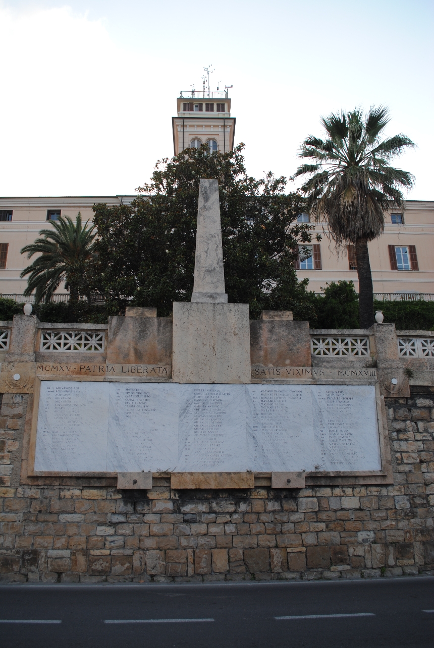 soggetto assente (monumento ai caduti - ad ara) di Venzano Luigi (primo quarto XX)