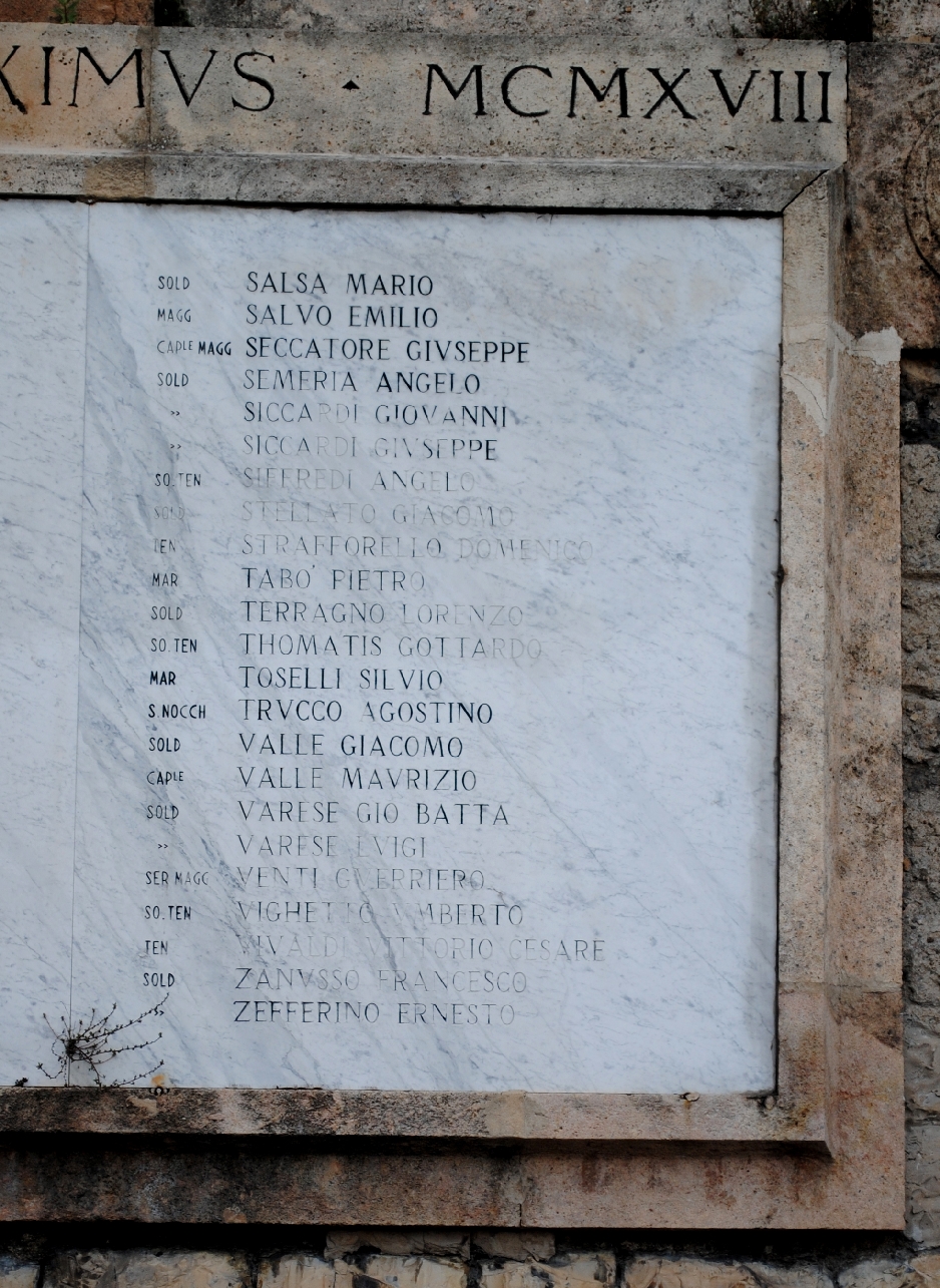soggetto assente (monumento ai caduti - ad ara) di Venzano Luigi (primo quarto XX)