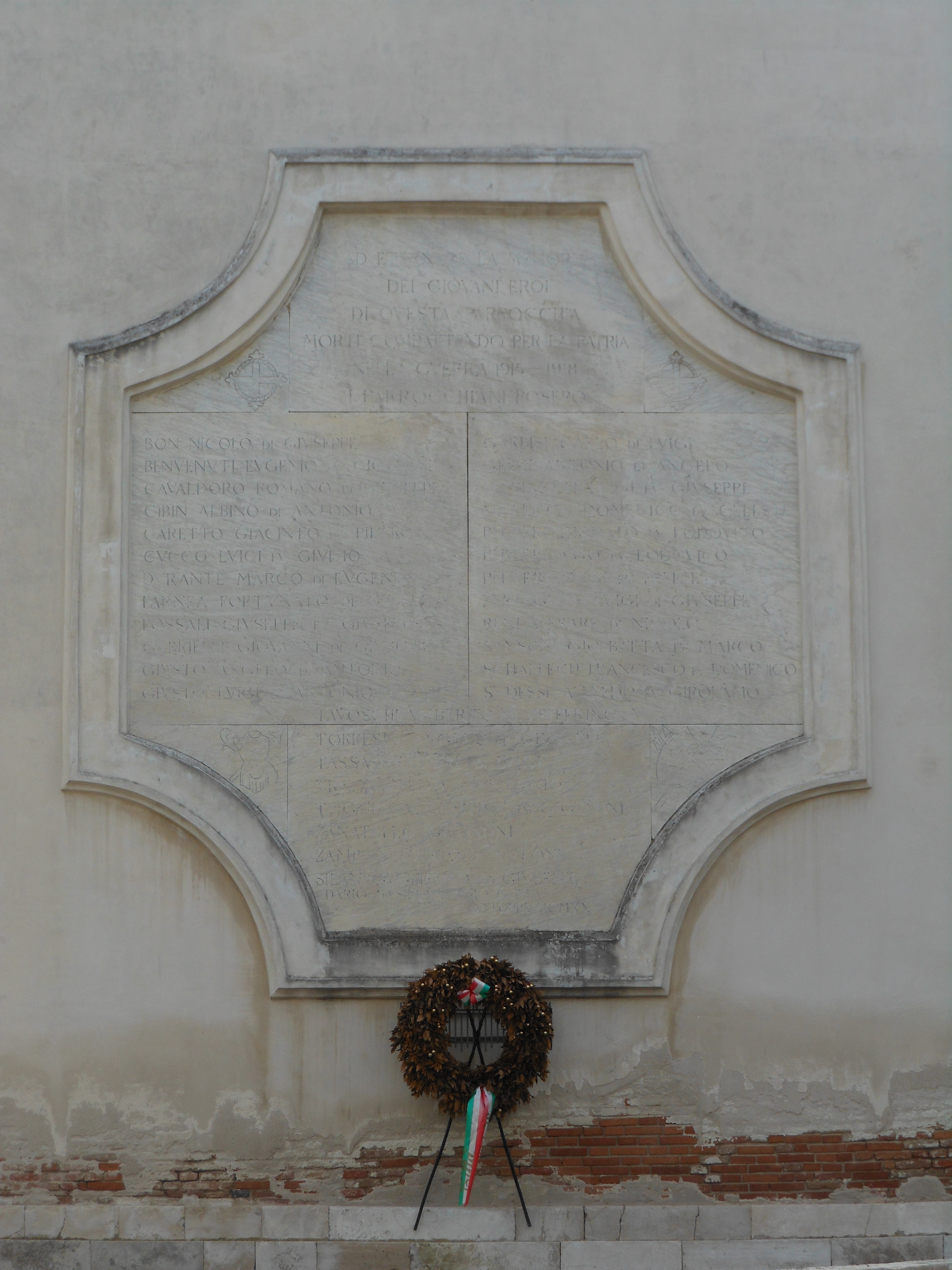 trofeo di armi, croce, tropaion in relazione alle armi (lapide commemorativa ai caduti) - ambito veneziano (primo quarto sec. XX)