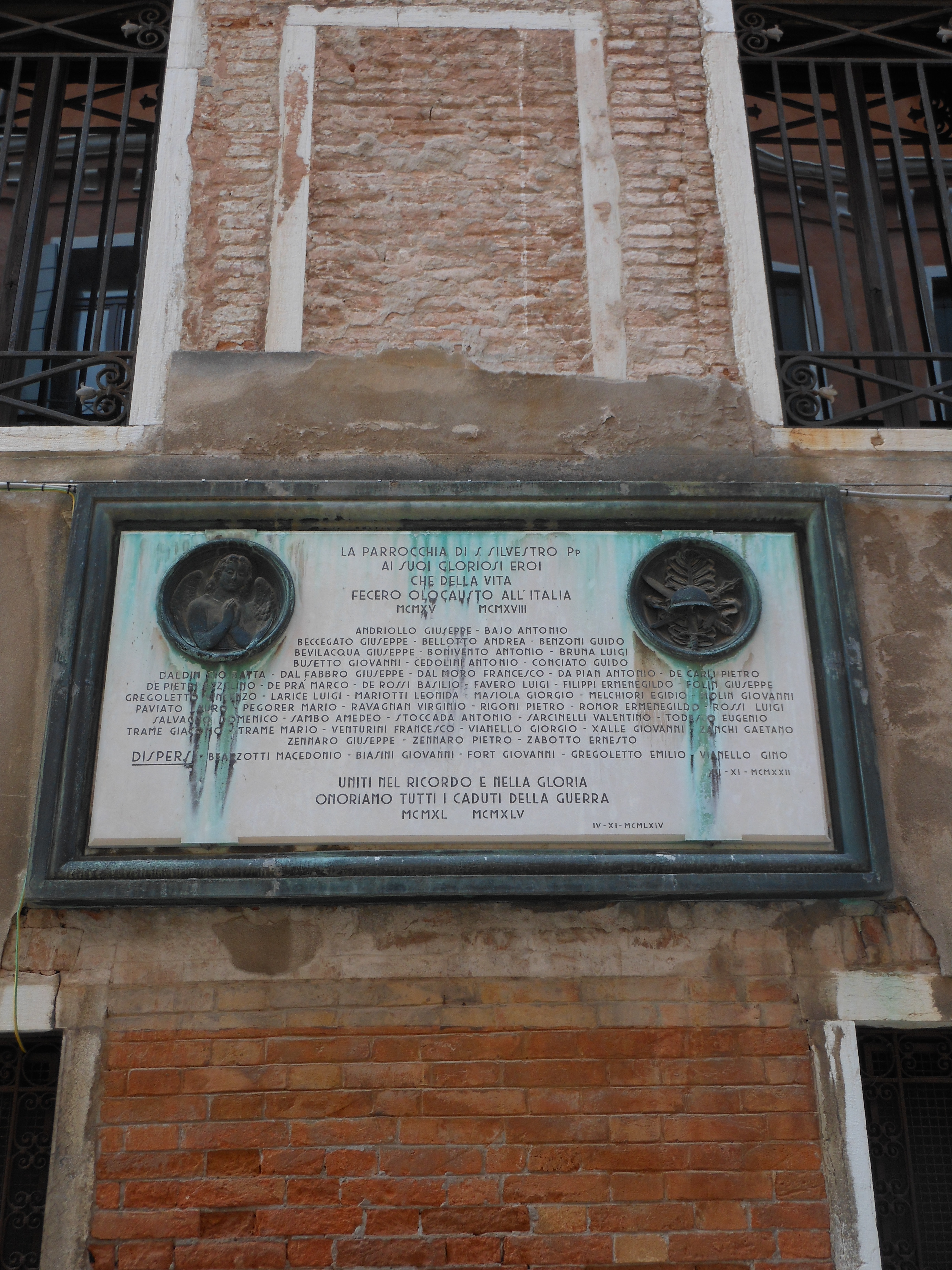 tropaion in relazione alle armi (lapide commemorativa ai caduti) - ambito veneziano (primo quarto, terzo quarto sec. XX, XX)