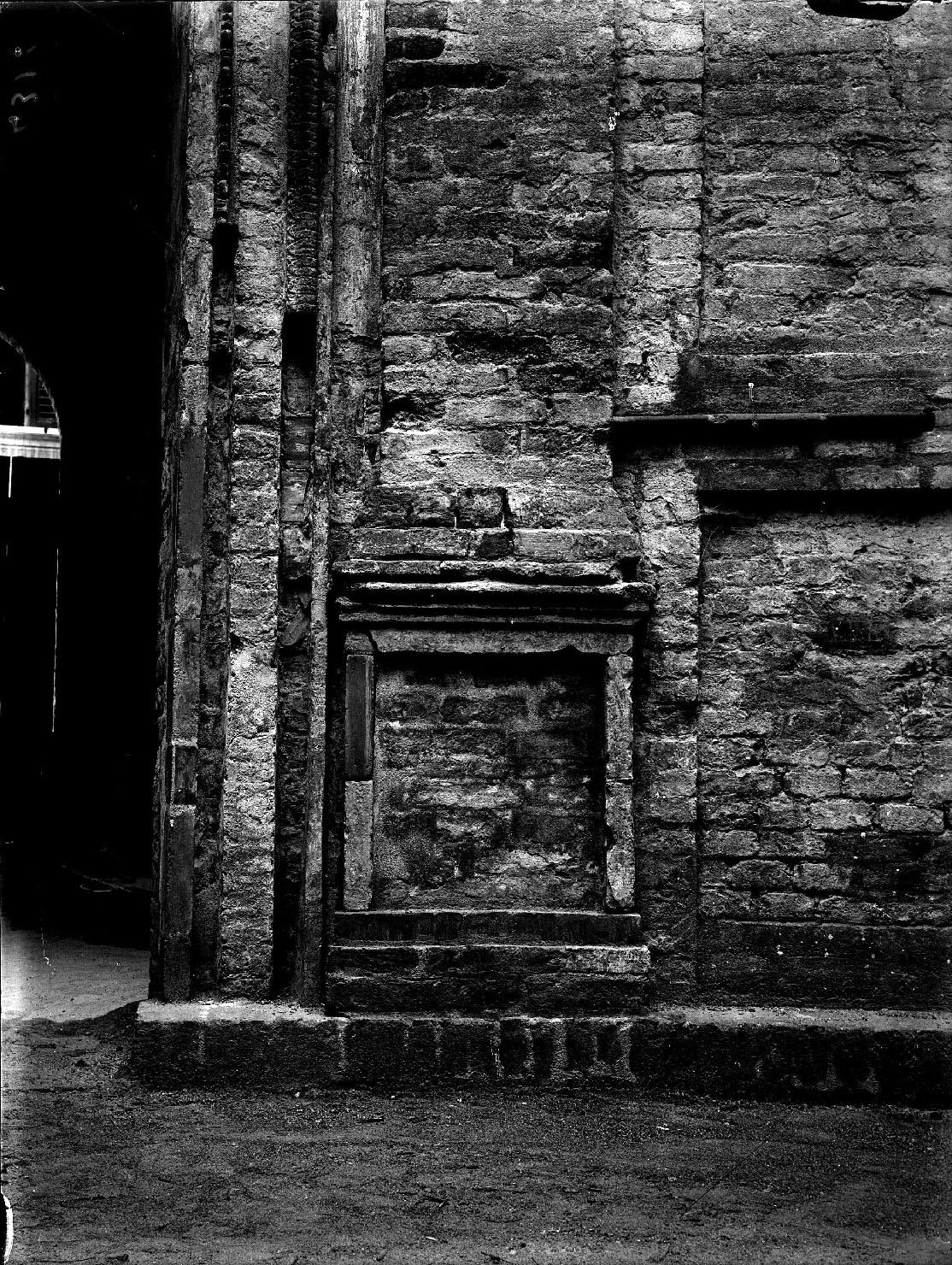 Mantova - Architetture - Restauri - Lesene (negativo) di Mantegna, Andrea, Fancelli, Luca, Anonimo (XX)