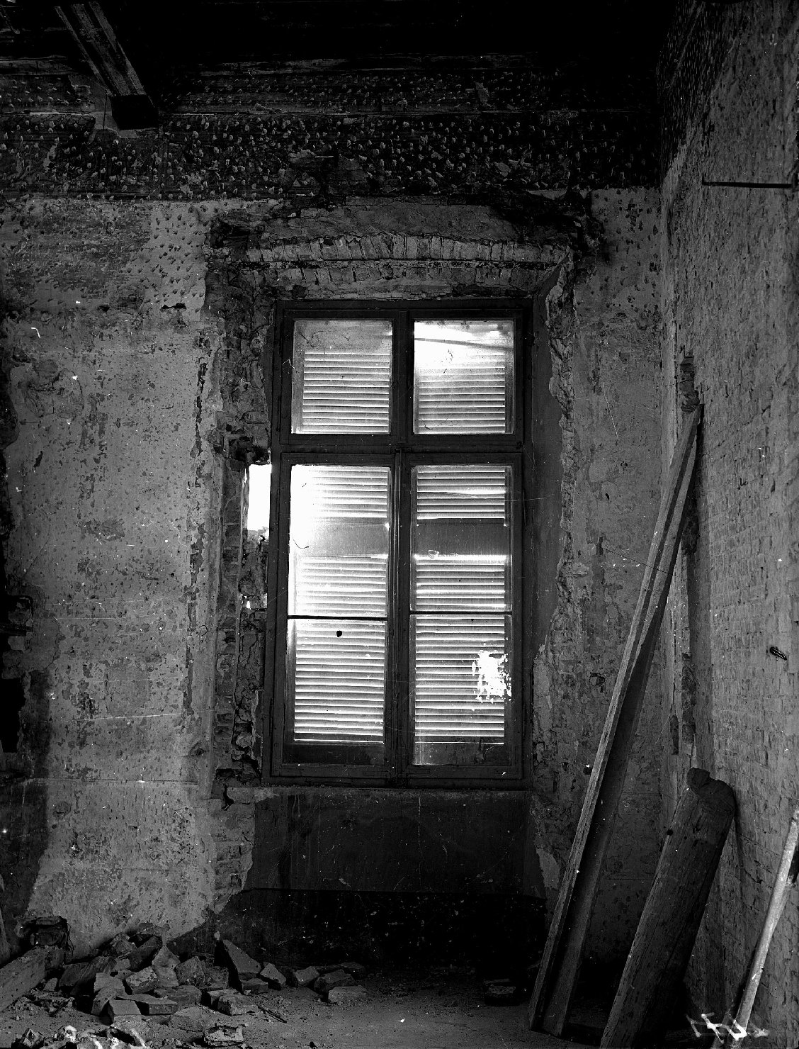 Mantova - Architetture - Restauri - Finestre - Pitture murali (negativo) di Mantegna, Andrea, Fancelli, Luca, Anonimo (XX)