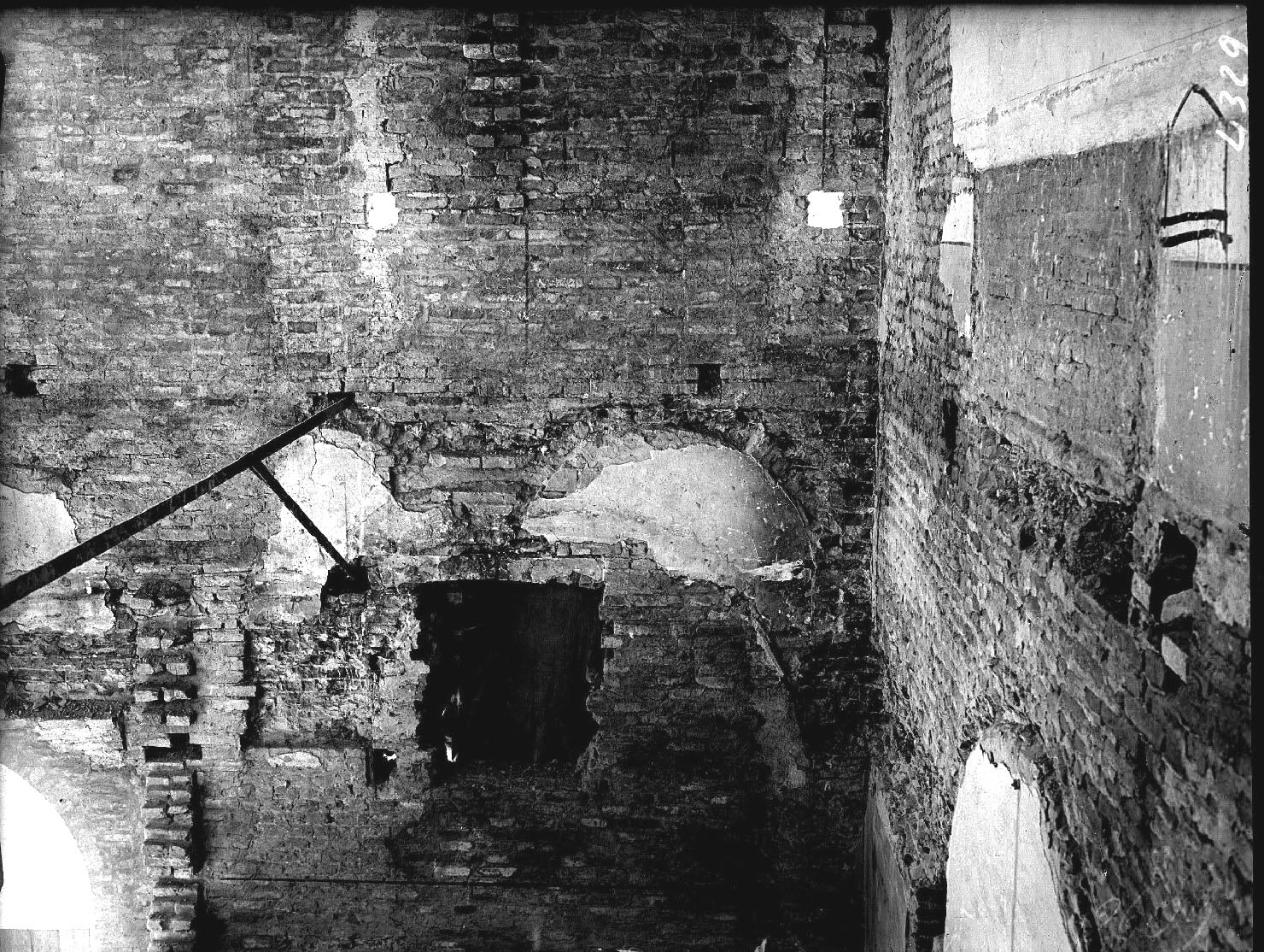 Mantova - Architetture - Restauri (negativo) di Mantegna, Andrea, Fancelli, Luca, Anonimo (XX)