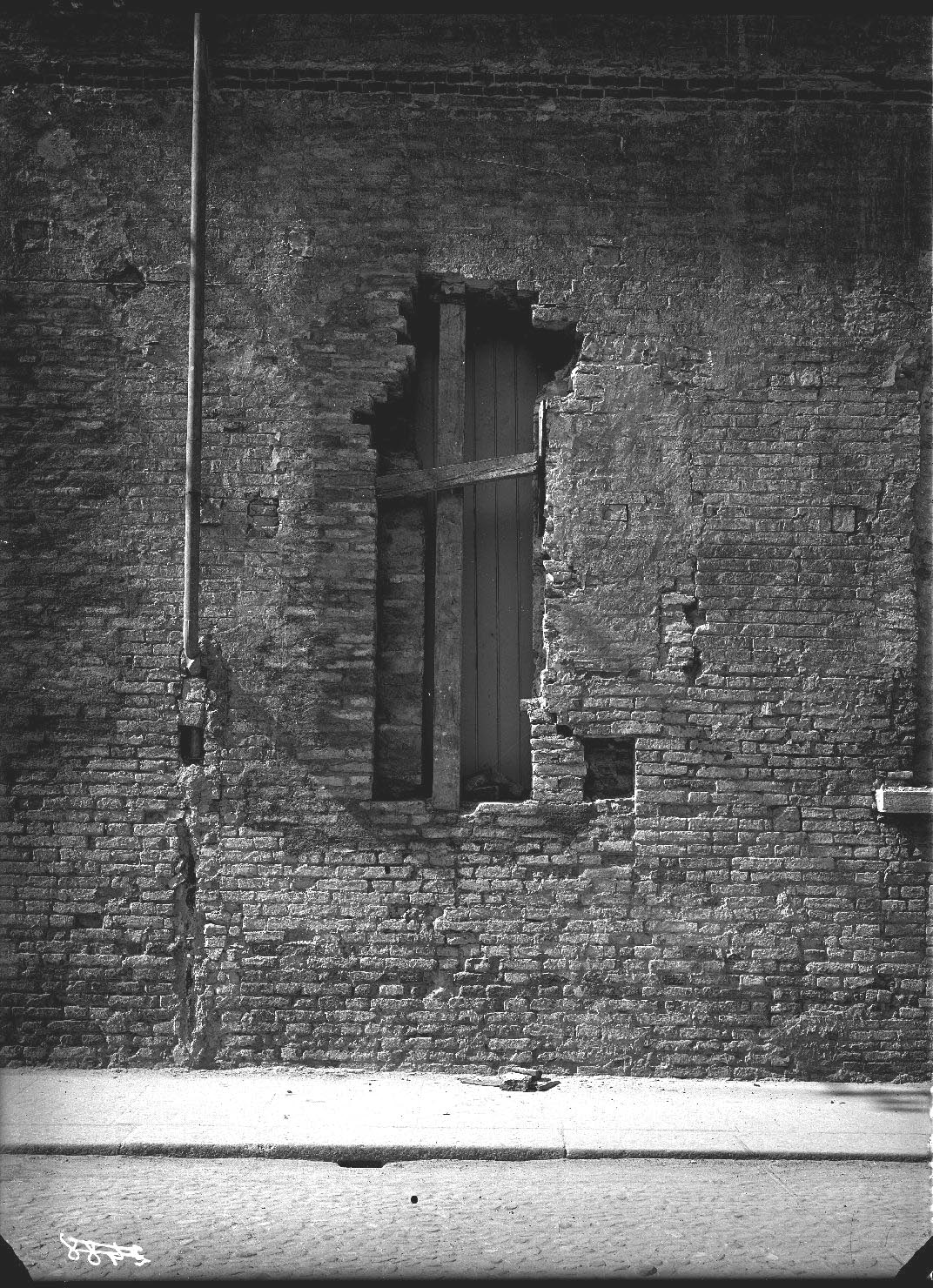 Mantova - Architetture - Restauri - Finestre (negativo) di Mantegna, Andrea, Fancelli, Luca, Anonimo (XX)