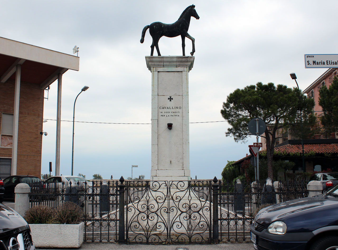 cavallo (monumento ai caduti - a colonna) di Barbaro Remigio, Bragadin Isidoro - bottega veneta (sec. XX, sec. XX)