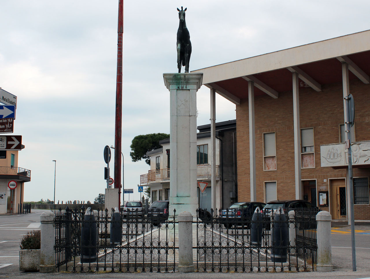 cavallo (monumento ai caduti - a colonna) di Barbaro Remigio, Bragadin Isidoro - bottega veneta (sec. XX, sec. XX)